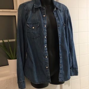 4/$20 🥰GAP Chambray button up top